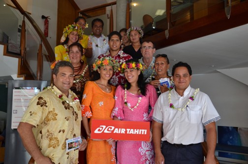 Remise des billets d’avion aux gagnants du grand jeu Air Tahiti