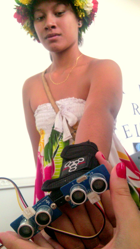 Une élève de la filière STI2D présentant le gant pour aveugle, une machine qui viendrait au secours des malvoyants dans leurs déplacements.