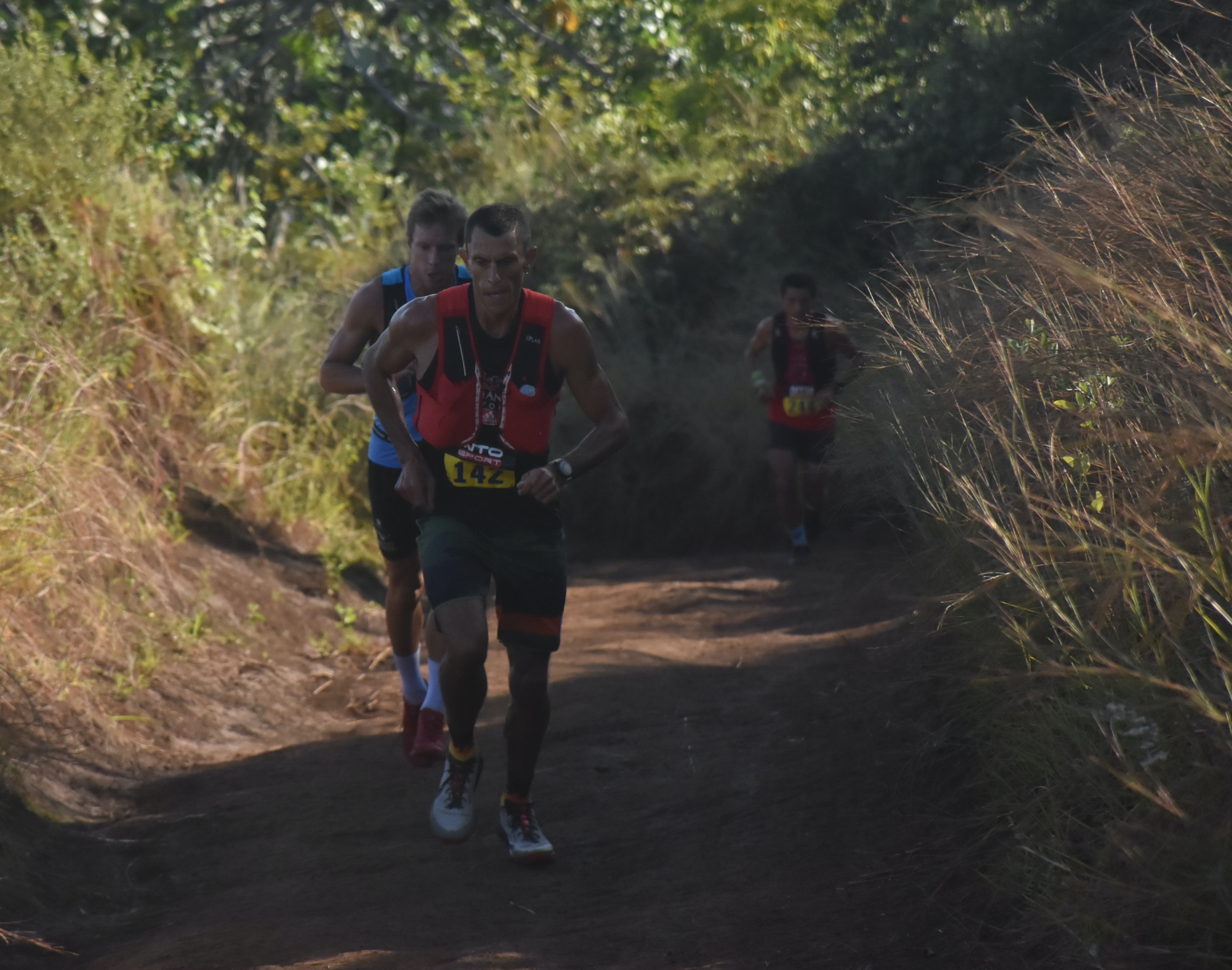 Damien Troquenet menait le train, devant Thomas Lubin, lors de la grosse montée vers la Croix.