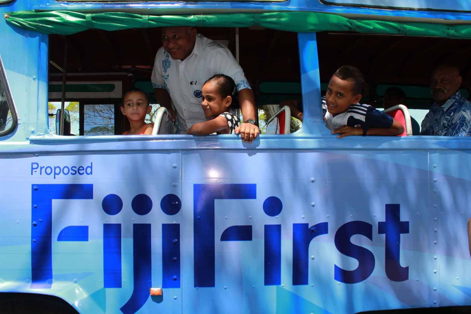 Franck Bainimarama a annoncé le nom de son parti, Fiji First, depuis un autobus dimanche à Suva.