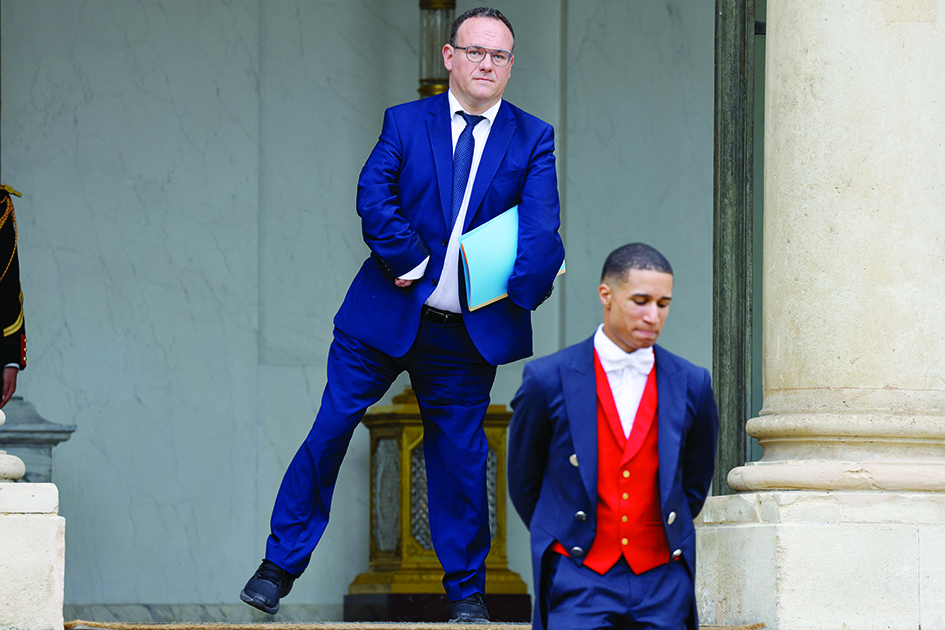 Le ministre des solidarités Damien Abad, ce lundi au plais de l’Élysée, à la sortie du premier conseil des ministres du gouvernement Borne. (Photo : Ludovic MARIN / AFP).