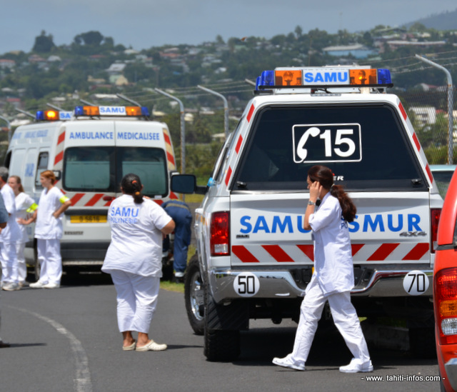Des équipes du Samu prépositionnées près de la piste de l'aéroport de Faa'a, le 6 mars 2013 lors d'un exercice de crash aérien à l'atterrissage.