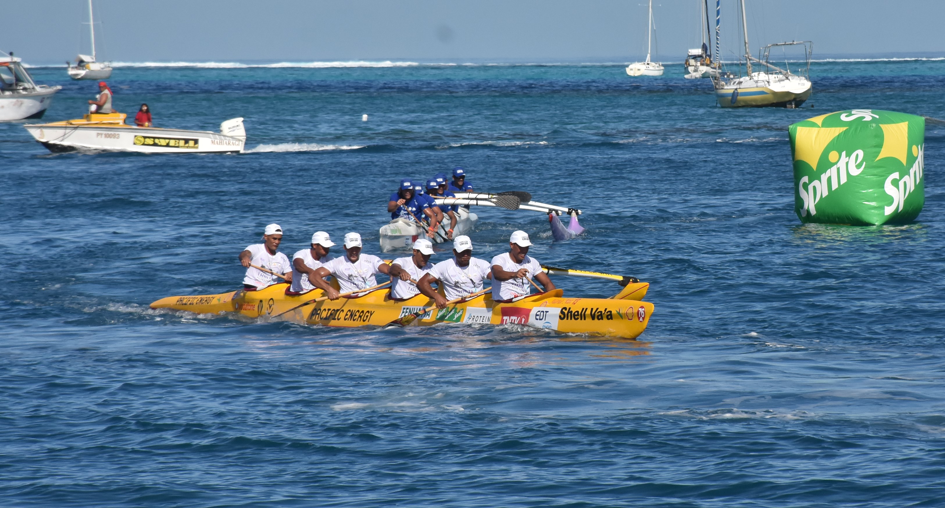 Shell Va'a et l'équipage "Entreprise" d'EDT Va'a se sont livrés une belle bataille sur la deuxième partie de course.