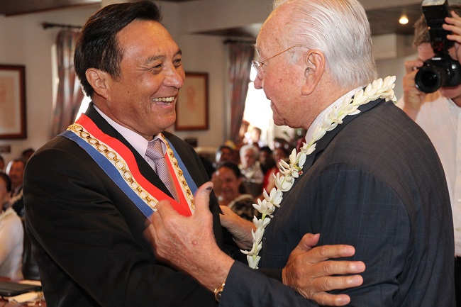 Michel Buillard félicité par le président du Pays, Gaston Flosse.