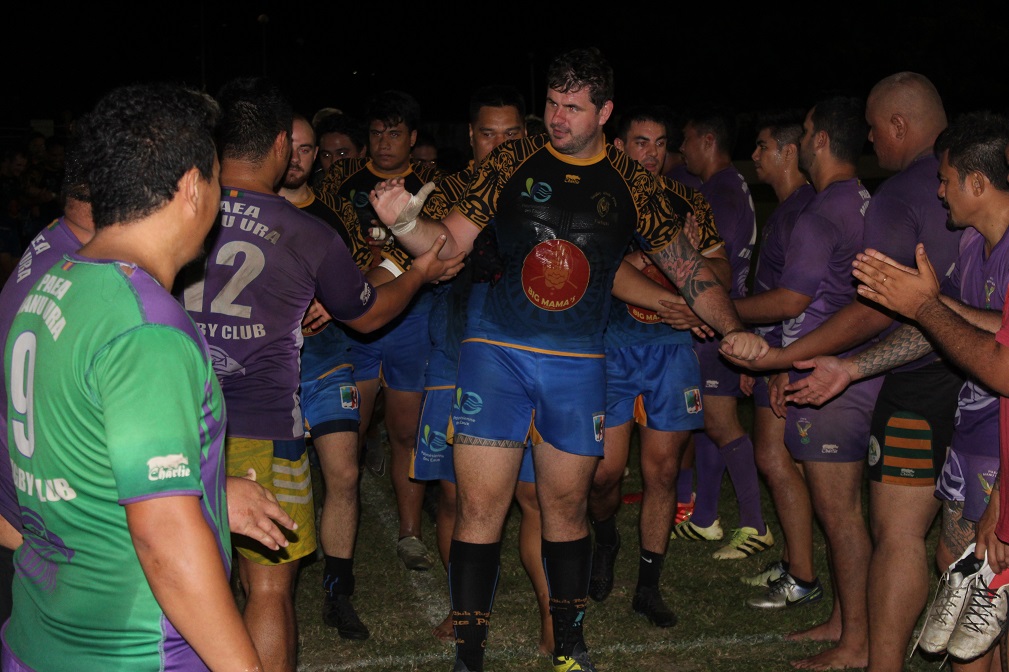 Pirae sort du terrain félicité par les joueurs de Paea. Pirae est en passe de revenir à son meilleur niveau.