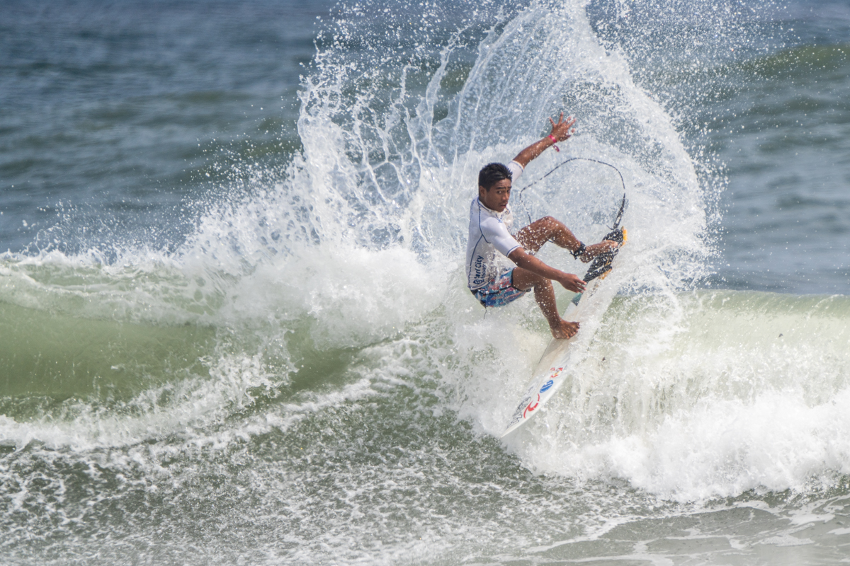 Maunakea Hioe, 14 ans, qualifié directement pour le round 3 en U16. (photo : Mike Rodriguez/ISA)