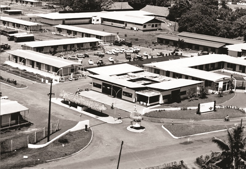 Entrée principale du camp du CEP à Arue, vers 1960. Fonds photographique de la Mairie d'Arue.