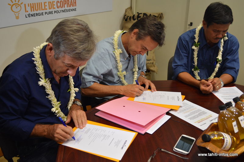 Signature d’un contrat jugé comme historique entre l’huilerie de Tahiti représenté par son PDG Gérard Raoult et The Brando représenté par Richard Bailey, directeur du groupe Pacific Beachcomber. Thomas Moutame assiste à l’événement au nom du gouvernement.