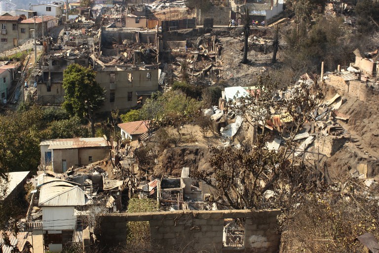 Chili: 10.000 personnes évacuées, 16 morts dans le "pire incendie" de l'histoire de Valparaiso