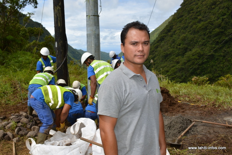 Manutahi Gatata, qui dirige l'installation des nouveaux poteaux