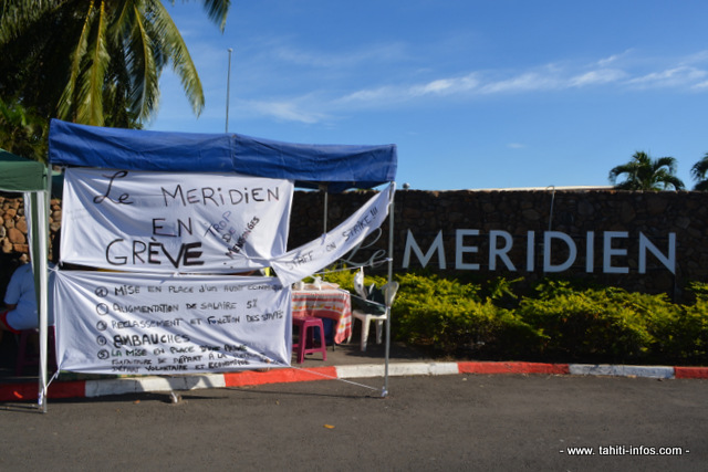 Des banderoles installées par les grévistes à l'entrée du Méridien Tahiti.