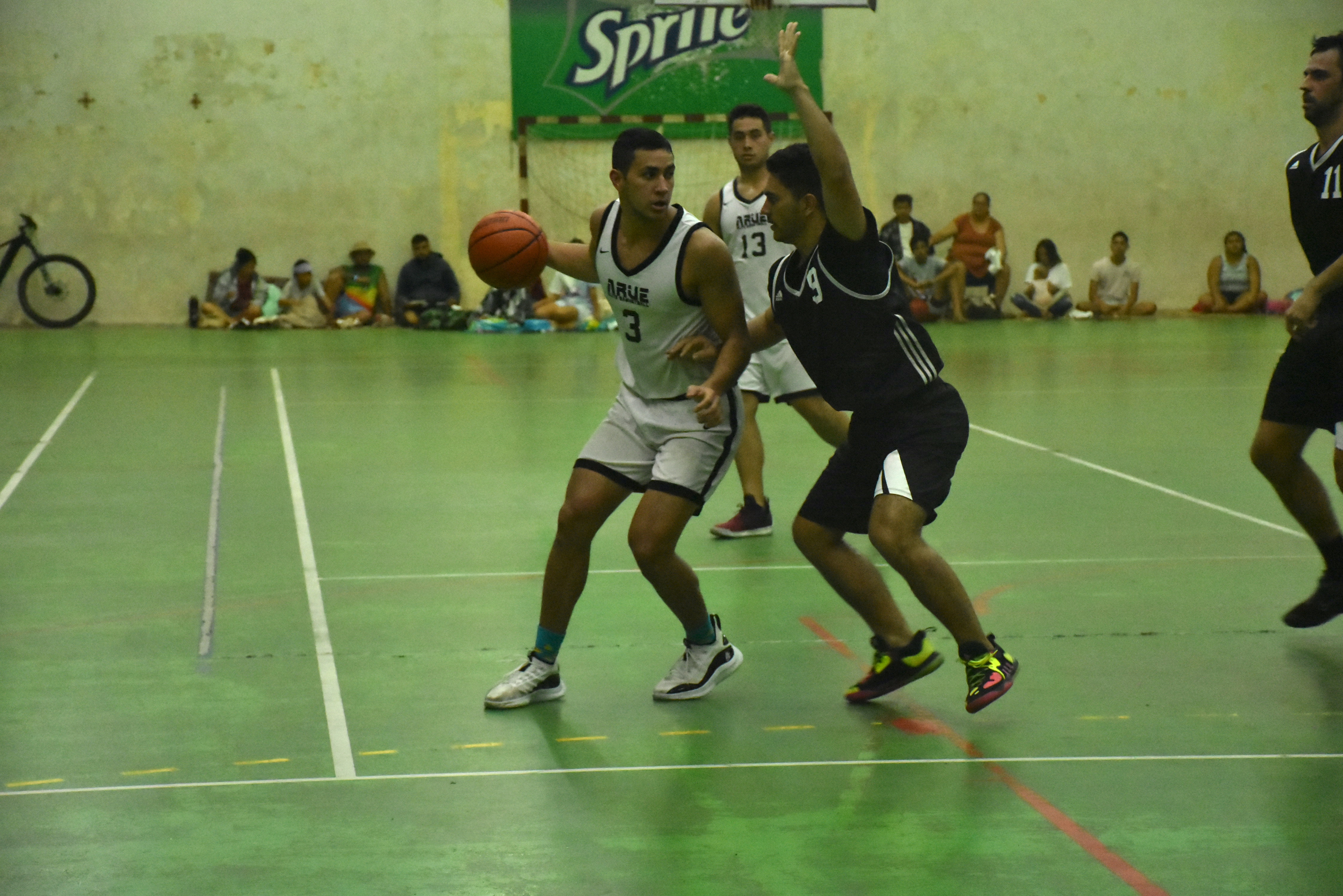 Raimoana Tinirauarii, ici ballon en main, a été l'un grands artisans du succès de Arue, samedi, face à Punaruu.