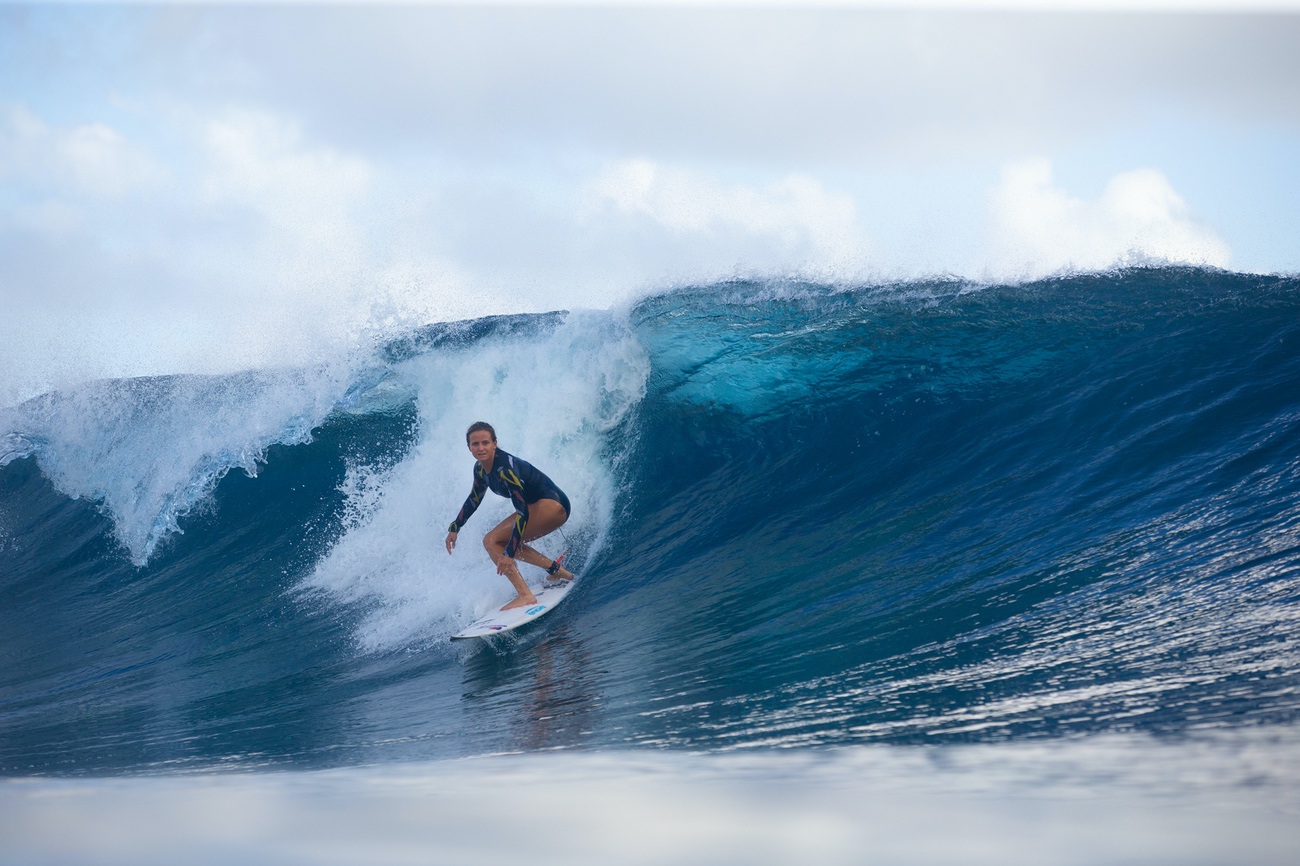 C'est dans de petites conditions que s'est tenue la première édition de la Tata'ura'a pererure hōrue i Teahupo'o. Pauline Ado (sur la photo) s'est imposée chez les dames en prenant le meilleur sur la Tahitienne Vahine Fierro. (photo : © Fédération française de surf)