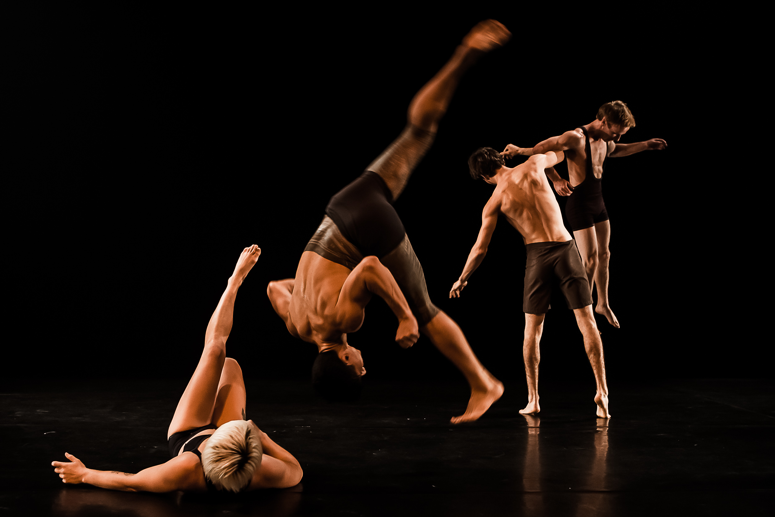 Nos quatre acrobates n'utilisent que leur force pour opérer la magie du spectacle.