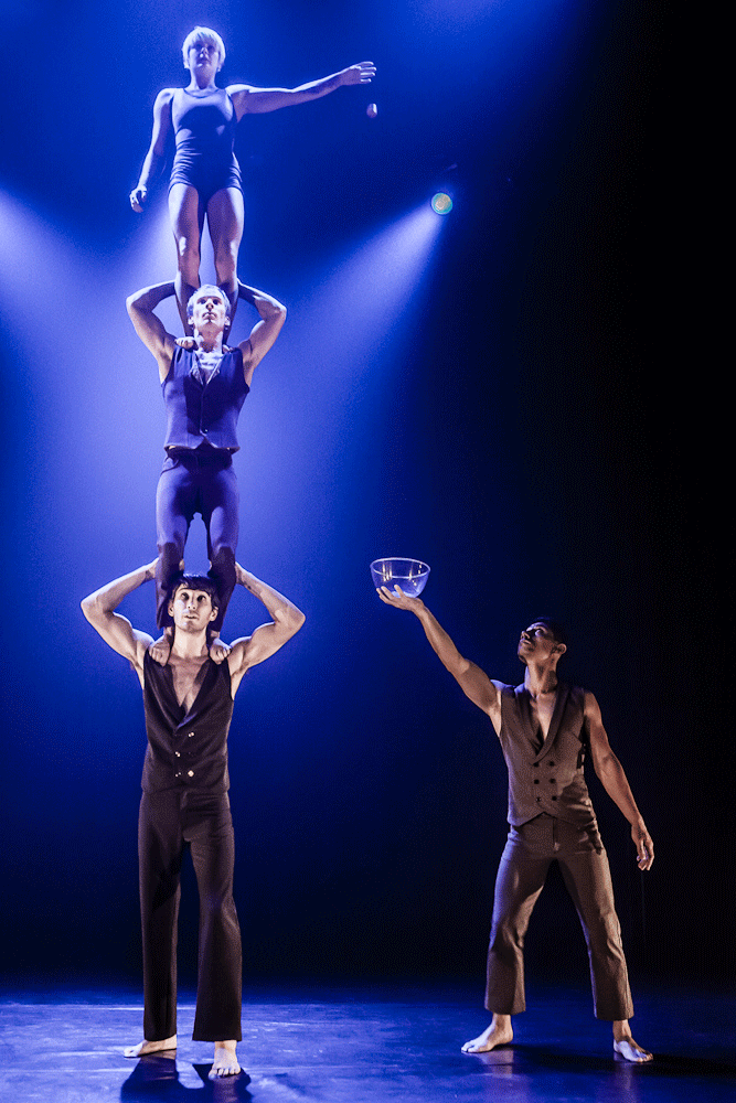 Le numéro intitulé "Knee deep" a déjà séduit plus de 15 000 spectateurs dans le monde. Nul doute que les polynésiens apprécieront ce spectacle hors du commun et fascinant.