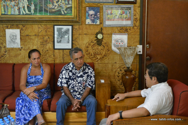 Oscar Temaru avec Wu Dong et Tina Cross en entretien dans le bureau du maire de Faa’a.