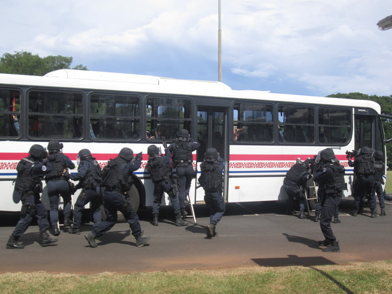 Les hommes du Groupement Peloton d'Intervention en action lors d'une prise d'otage (simulation).