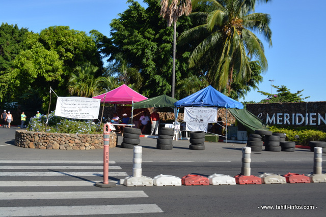 L'entrée de l'hôtel Méridien de Tahiti, à Punaauia (PK 15) entravée par des pneus sur l'une des deux voies.