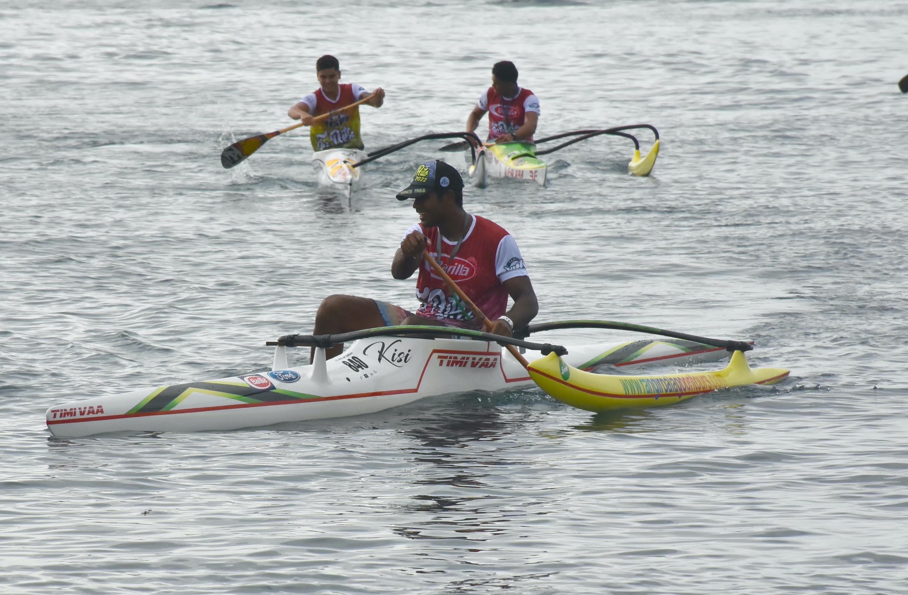 Taputuura Delpuech qui franchi la ligne d'arrivée du Te 'Aito junior, en tête, devant Keoni Sulpice et Rony Tama à la bagarre pour la deuxième place.