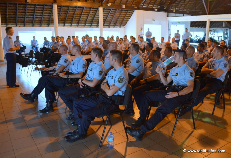 Le nouvel escadron de gendarmerie mobile venant de Gap écoute les consignes du colonel Pierre Caudrelier.