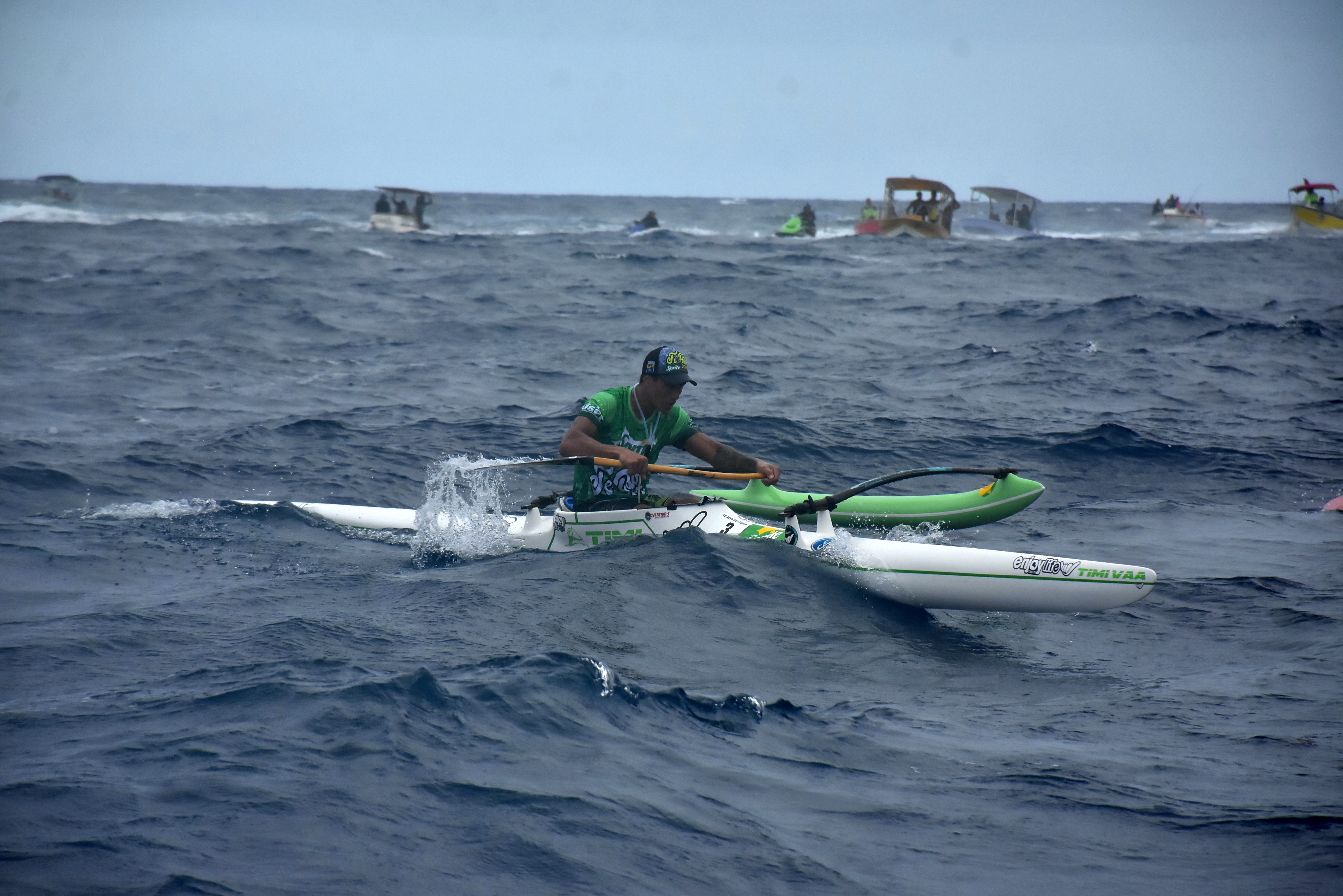 Hititua Taerea a creusé l'écart dans le surf lors de la descente vers la passe de Taaone.
