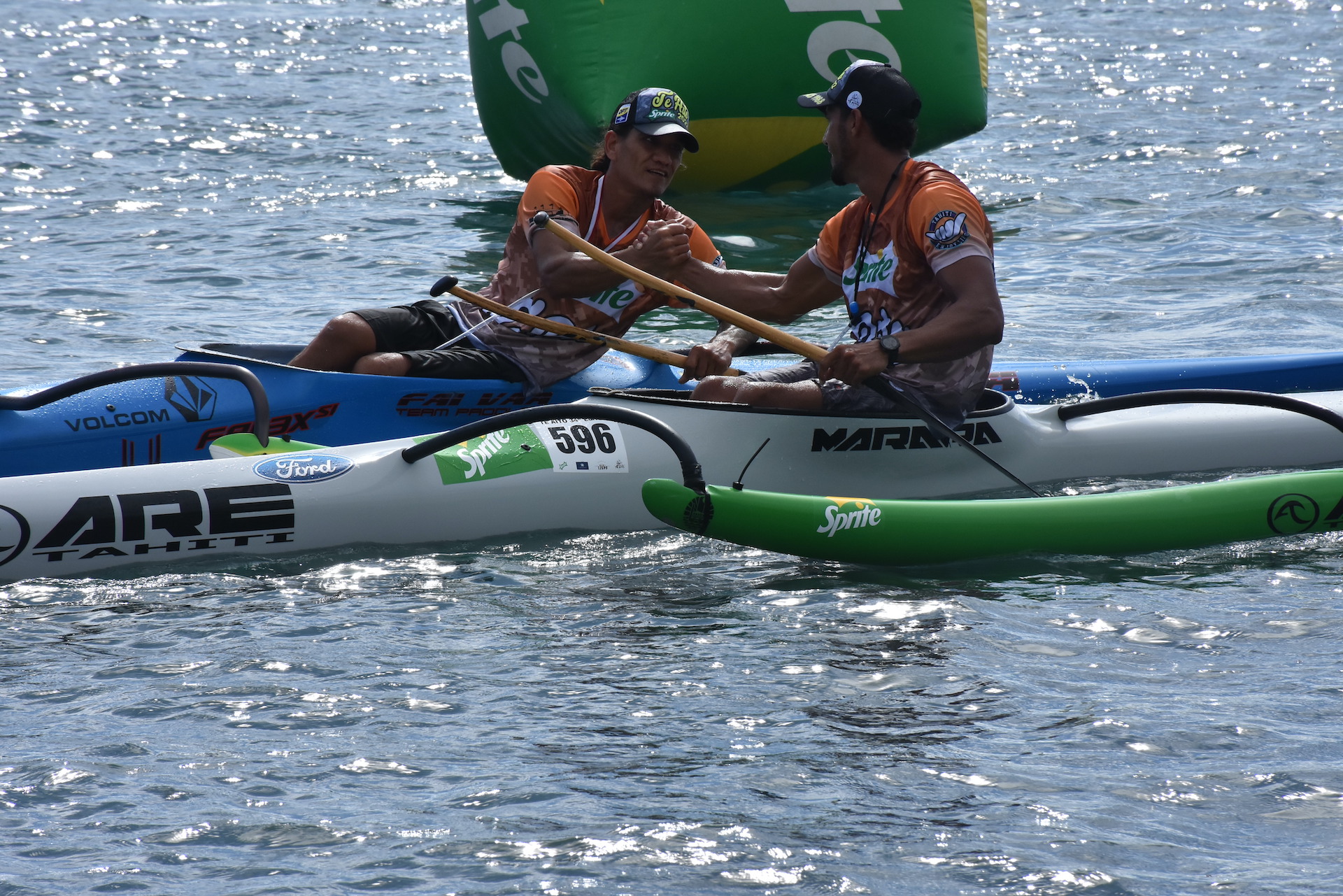 La poignée de main sur la ligne d'arrivée entre Bruno Tauhiro et Georges Cronstead qui ont dominé la course chez les vétérans 40 ans.