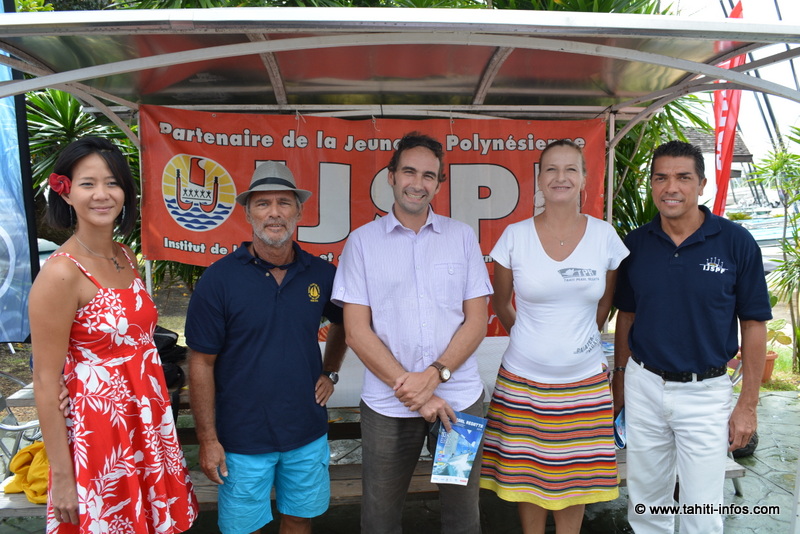 L'organisation de la Tahiti Pearl Regatta. De gauche à droite : Vaihere Lissant (GIE Tahiti Tourisme), Jean-Philippe Ballet-Baz (Raiatea Regatta),  Didier Arnould (Fédération Tahitienne de Voile), Stéphanie Betz (Archipelagoes) et Christian Pacaud (IJSPF)