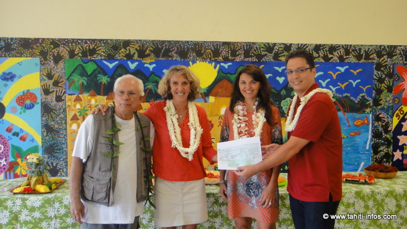 De gauche à droite : Teriivaea Neuffer, premier vice-président de l’association (et ancien Directeur du Village), Béatrice Diebolt et Catherine Maire, marraines Aito Immobilier, Teva Charre, Directeur du Village d’Enfants SOS de Papara
