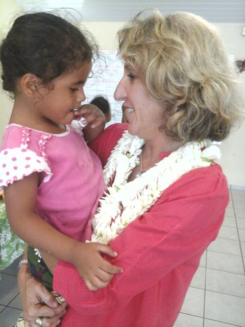 Béatrice Diebolt, la marraine Aito Immobilier, et une enfant du village.