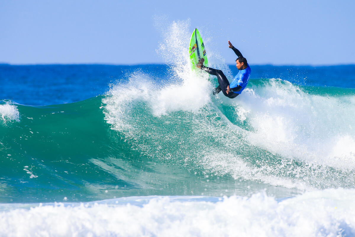 Michel Bourez a renfilé un lycra ce lundi, plus de six mois après sa dernière compétition à Haleiwa. Sur la photo on le voit en action au Pro France où il avait atteint la finale. (photo : © Laurent Masurel/WSL)
