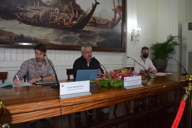 Cédric Ponsonnet, directeur des ressources marines, et Jerry Biret, conseiller technique, entourent le ministre de l’Environnement et des Ressources marines, qu’ils ont accompagné à Lisbonne.