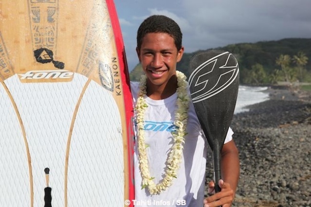 Poenaiki Raioha,  un Tahitien champion du monde de stand up paddle
