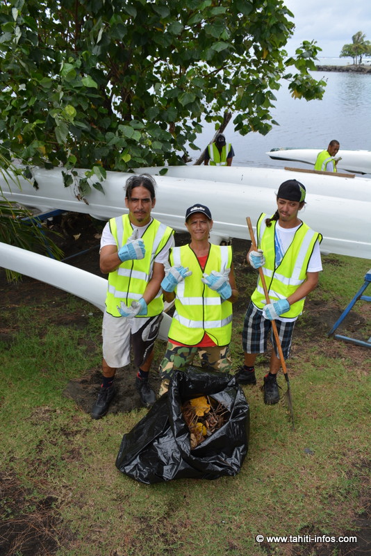 L'équipe de nettoyeurs de plages, tous très motivés