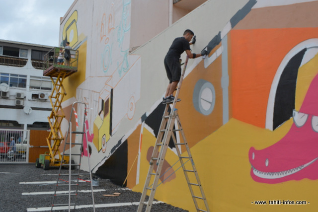 Dabs & Myla, ainsi que Kems en plein travail rue Viennot. Ils devraient achever leur panneau jeudi prochain. Ils ont commencé à travailler dimanche dernier.