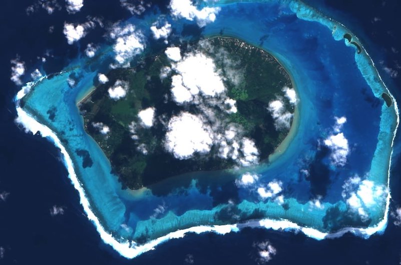 Image satellite de l'île de Tubuai, montrant l'impact de la houle sur le récif mercredi midi.