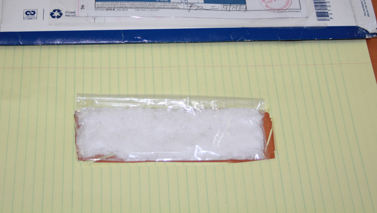 Un sachet d'ice saisi récemment par les douanes au fret postal de l'aéroport de Tahiti Faa'a.