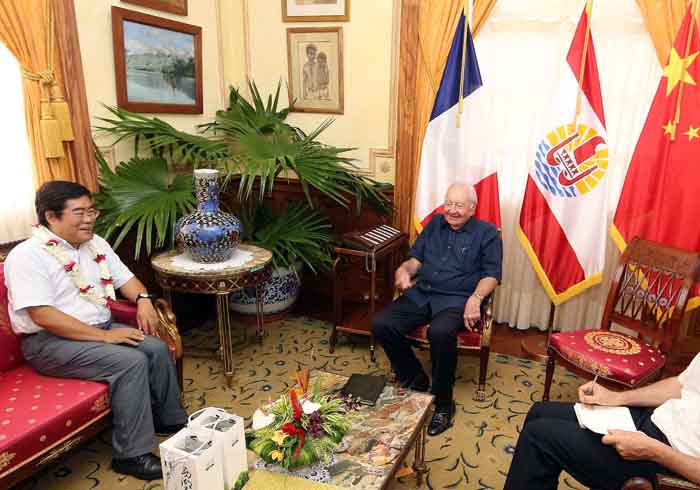 Dong Wu, le consul de Chine dans le bureau du président Gaston Flosse.