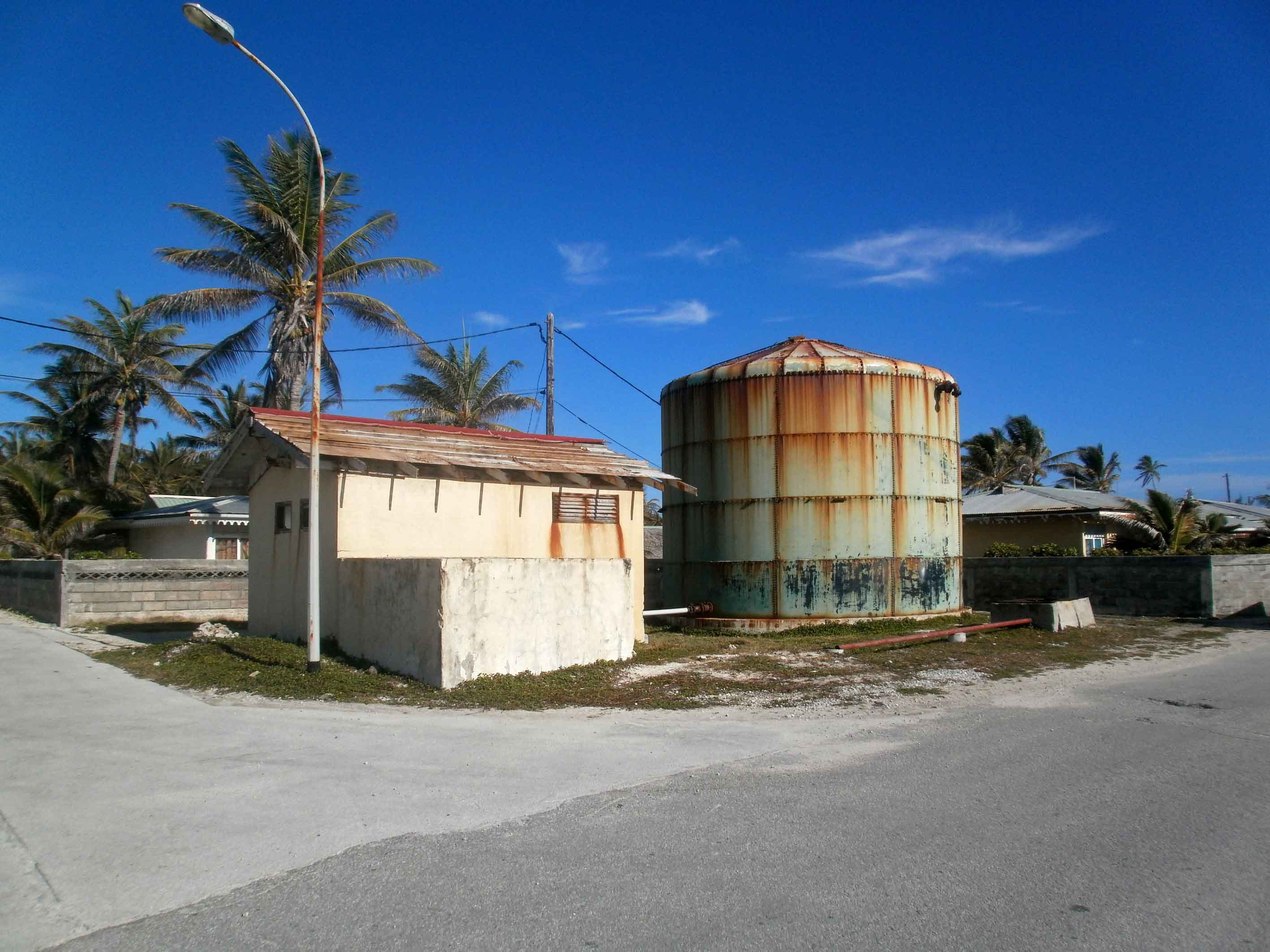 Dans les travaux de dépollution menés à Hao en 2013. Cette vieille cuve a  été démantelée.