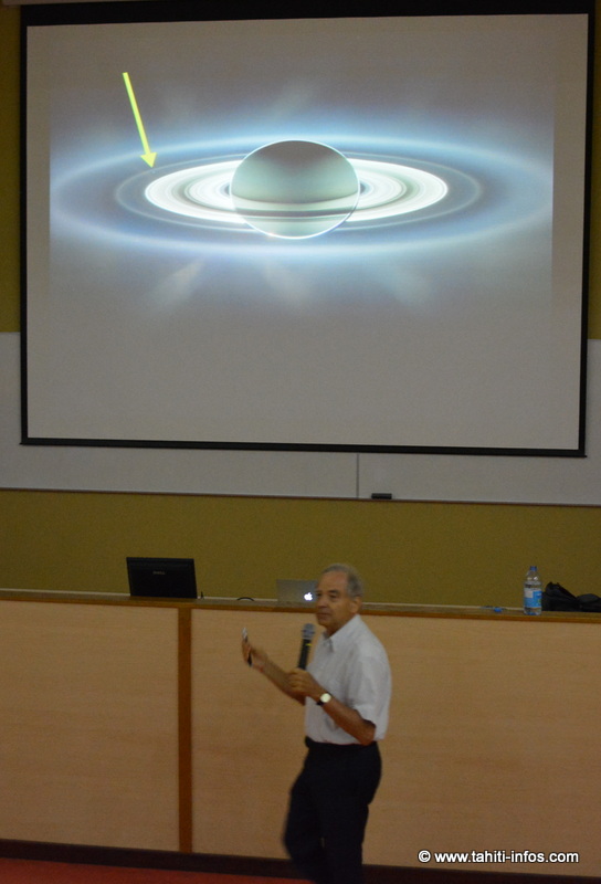 André Brahic présente sa planète préférée, Saturne, soleil dans le dos. La flèche représente la Terre (qui, selon le scientifique, orientait l’océan Pacifique vers la sonde Cassini à ce moment précis)