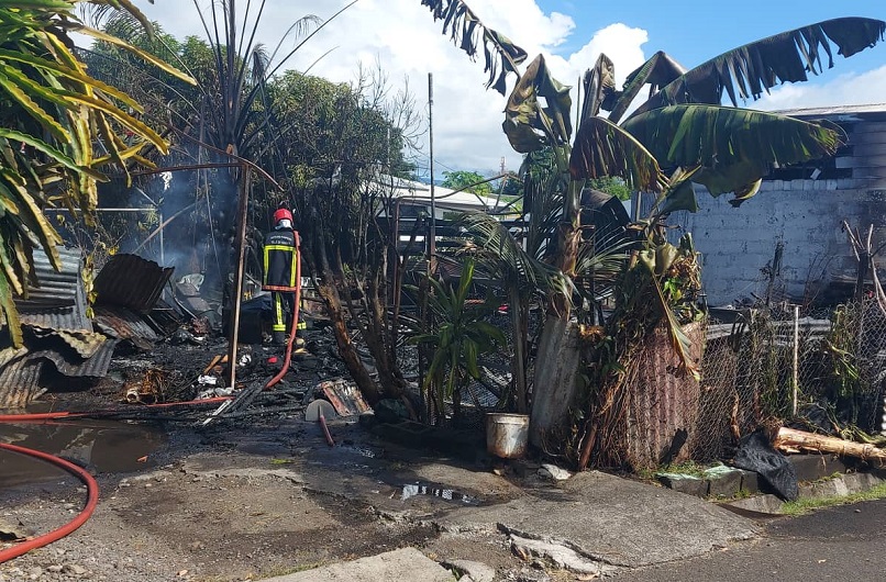 Un fare entièrement détruit par les flammes à Mahina