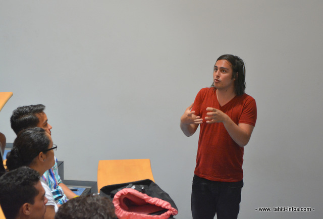 Les étudiants de l’ECT qui doivent résoudre d’ici la fin de la semaine des défis d'économie solidaire à Tahiti écoutent Christian Vanizette, le cofondateur de Make Sense.