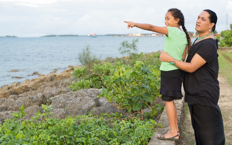 Photo : Joey Joleen Mataele, Présidente de l’Association des Leitis des Tonga (TLA), partage un moment privilégié avec sa fille près du front de mer, à Nuku`alofa (Tonga). Le terme « leitis » désigne les hommes ayant des rapports sexuels avec des hommes (HSH), les transsexuels, les hommes gays et bisexuels et les HSH ne se considérant pas comme tels.