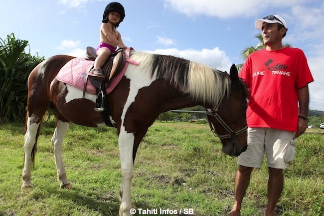 Un membre de l'écurie initie les enfants
