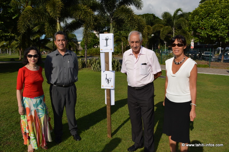 Danielle Livine (mairie de Papeete), Marcel Tuihani, Albert Solia et Béatrice Chansin devant le panneau annonçant un des futurs agrès