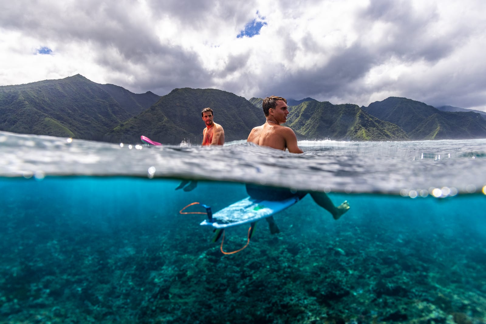 Tony Estanguet s'est offert, samedi, une petite session de surf aux côtés de Kauli Vaast dans la passe de Vairao. (© Manea Fabisch/Paris 2024)