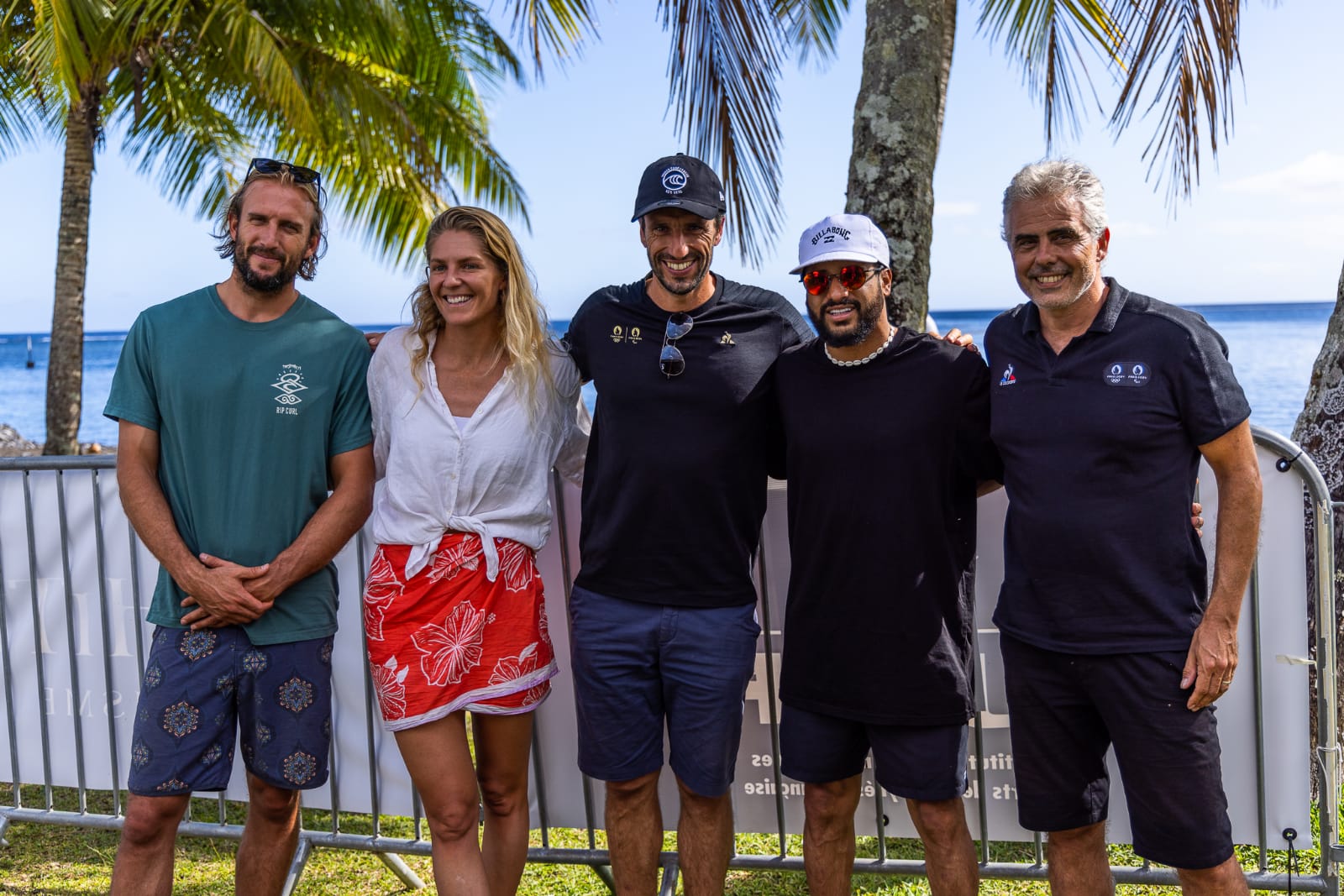 Tony Estanguet a pu s'entretenir avec des surfeurs lors de son passage à Teahupo'o. (© Manea Fabisch/Paris 2024)