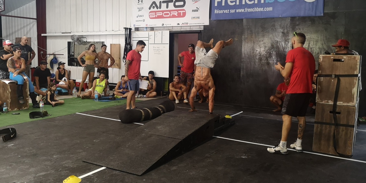 Le WOD final Elite avec le marché sur les mains sur obstacle avec pente et marches