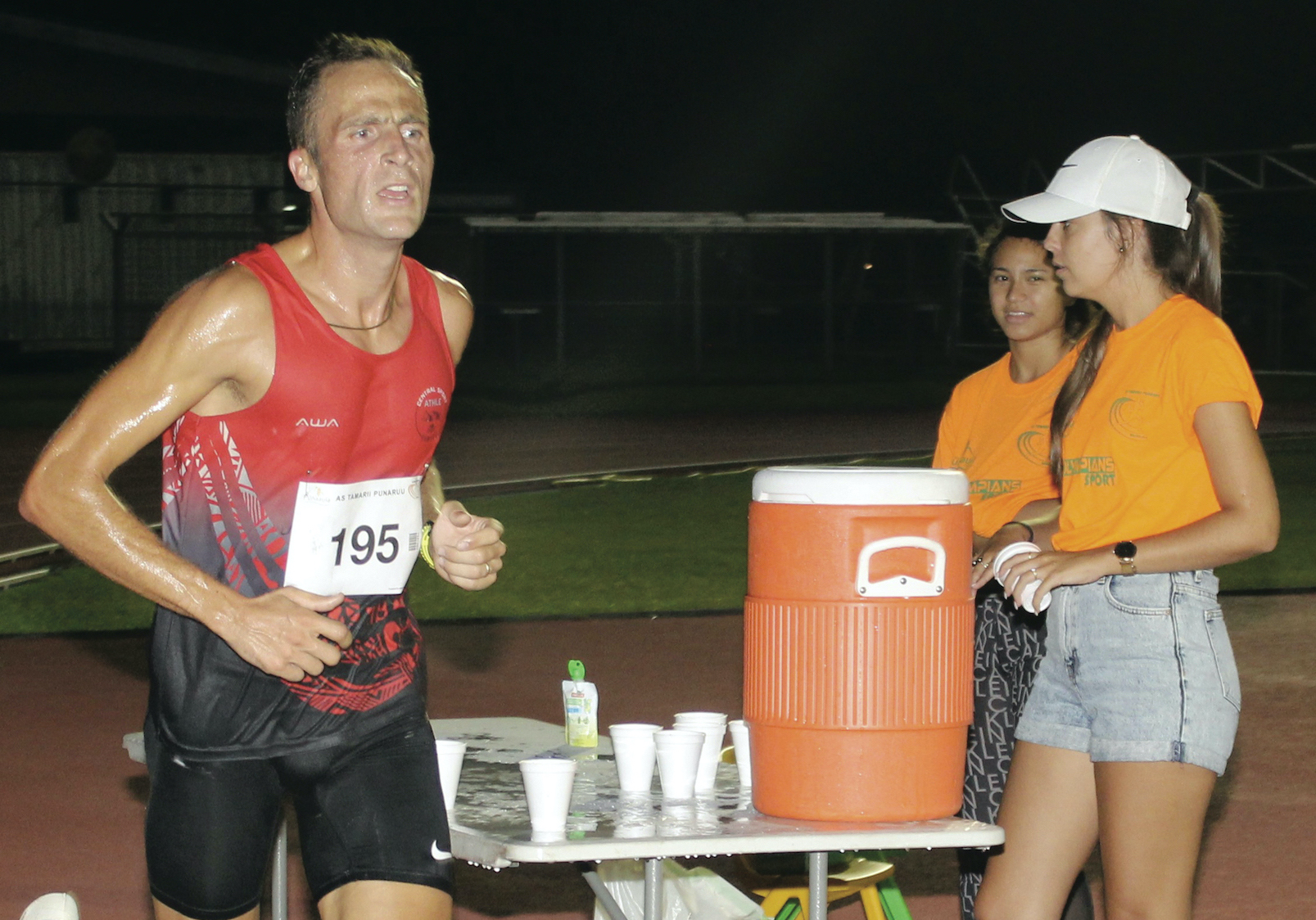 Benoît Valadier était pressé. Il grille le ravitaillement pour rejoindre la ligne d’arrivée au terme d’un 10 km qu’il a survolé à la Nuit de la course.