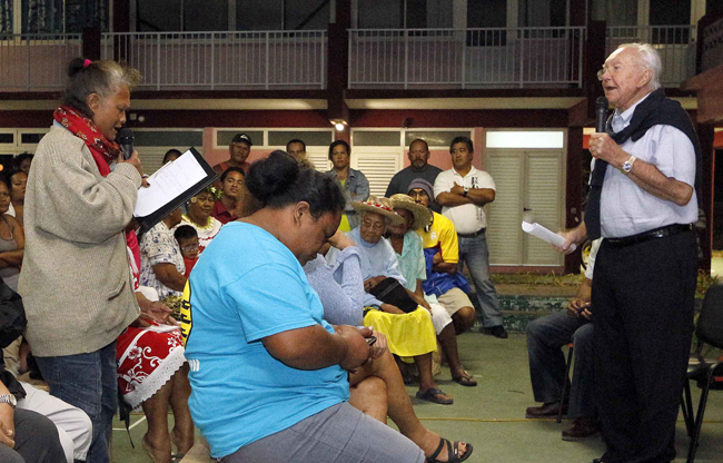 Le président Gaston Flosse répond aux questions de la population de Hao, samedi en fin d'après-midi sur le projet de ferme aquacole qui sera mis en place par des investisseurs chinois.