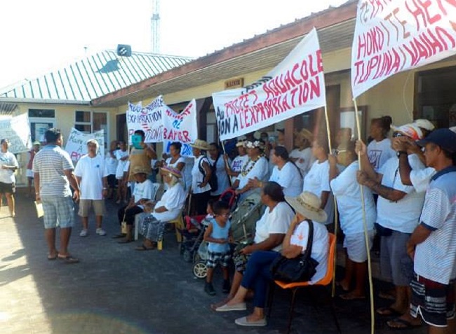 Jeudi 29 mai 2014 à Hao : une manifestation pour exposer le refus de la population de subir des expropriations (Photo Facebook).